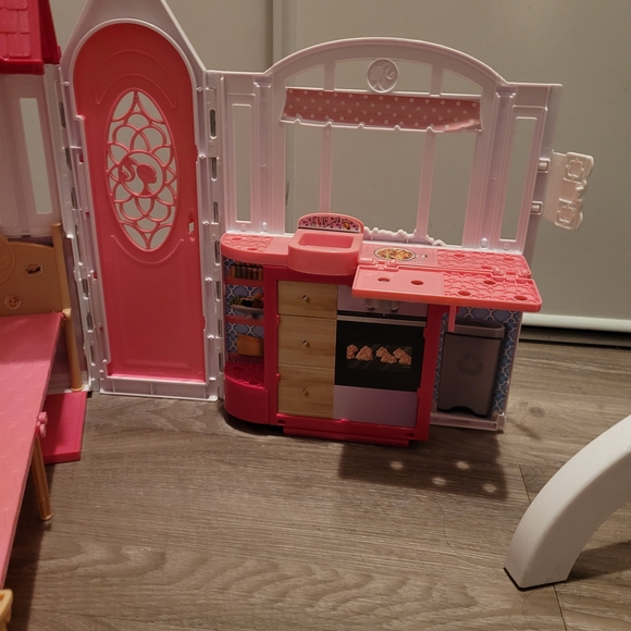 Mattel Barbie Glam Getaway Portable Doll House - Picture 9 of 11